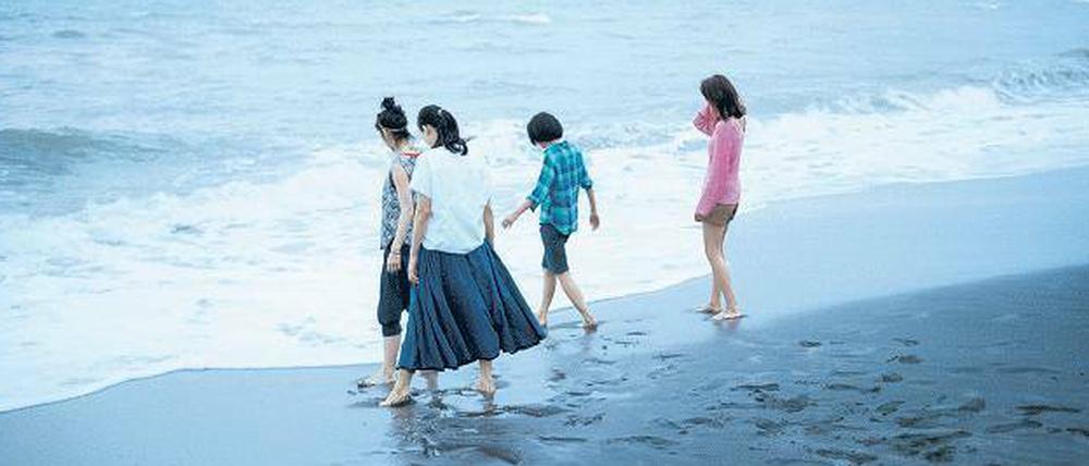 Kennenlernen. Die vier Schwestern am Strand bei Tokio.