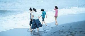 Kennenlernen. Die vier Schwestern am Strand bei Tokio. 