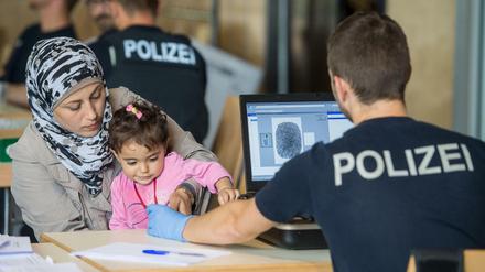 Nur ein Bruchteil der Flüchtlinge werde erkennungsdienstlich erfasst, sagen die Gewerkschaften der Polizei. 