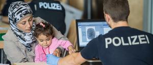 Nur ein Bruchteil der Flüchtlinge werde erkennungsdienstlich erfasst, sagen die Gewerkschaften der Polizei. 