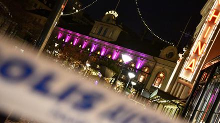 Die Gegend um das Restaurant "Berns" in Stockholm ist nach einem Anschlag von der Polizei abgesperrt worden. 
