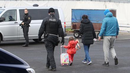 Polizisten begleiten abgelehnte Asylbewerber auf dem Flughafen Leipzig-Halle zu ihrem Abflug nach Belgrad. 