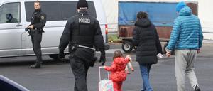 Polizisten begleiten abgelehnte Asylbewerber auf dem Flughafen Leipzig-Halle zu ihrem Abflug nach Belgrad. 