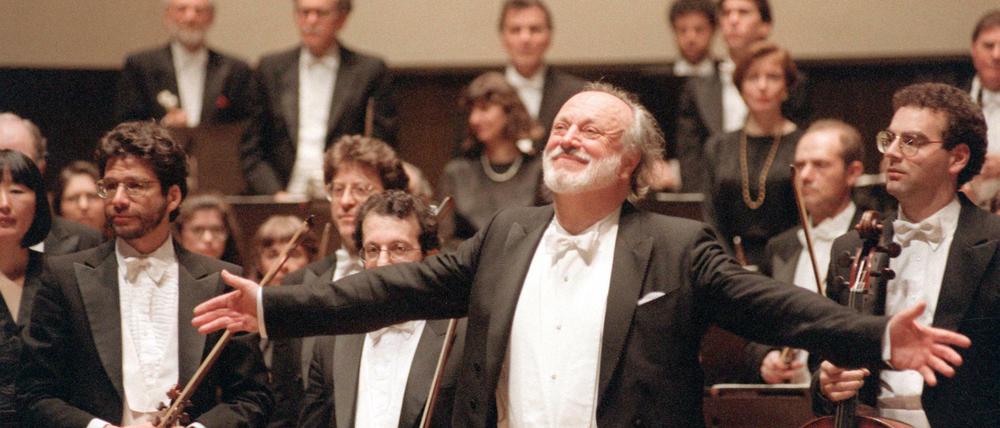 Der Dirigent der New Yorker Philharmoniker, Kurt Masur, nimmt nach einem Konzert im Rahmen einer Europatournee im Gewandhaus zu Leipzig am 7. April 1993 den Applaus des Publikums entgegen. Der Dirigent starb am Samstag im Alter von 88 Jahren.