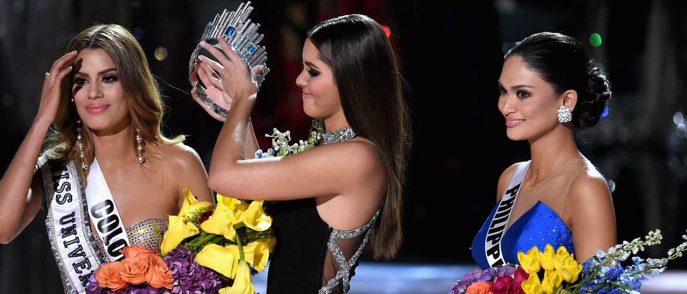 Der Kolumbianerin Ariadna Gutierrez wird die Krone zur Miss Universe wieder weggenommen. Die tatsächliche Miss Universe aus den Philippinen, Alonzo Wutzbach, freut sich rechts im Bild.