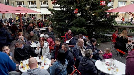 Ein kühles Kölsch unterm Weihnachtsbaum, in aller Öffentlichkeit