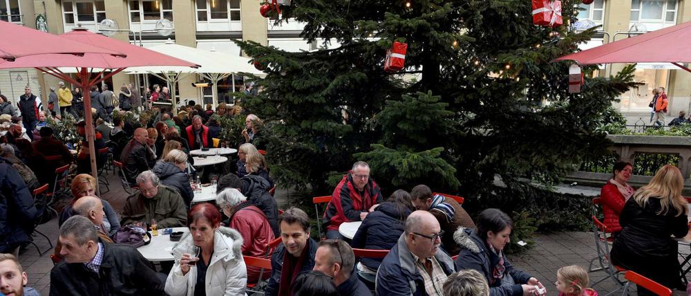 Ein kühles Kölsch unterm Weihnachtsbaum, in aller Öffentlichkeit