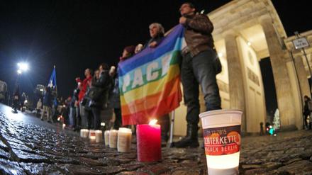 Die meisten versammelten sich rund ums Brandenburger Tor - insgesamt schätzte die Polizei jedoch nur 700 bis 1000 Teilnehmer bei der Lichterkette in Berlin.