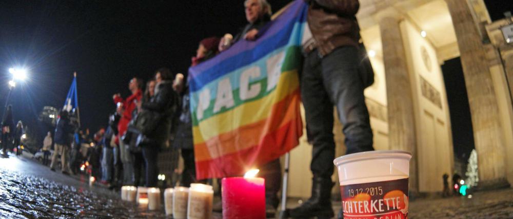 Die meisten versammelten sich rund ums Brandenburger Tor - insgesamt schätzte die Polizei jedoch nur 700 bis 1000 Teilnehmer bei der Lichterkette in Berlin.