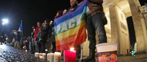 Die meisten versammelten sich rund ums Brandenburger Tor - insgesamt schätzte die Polizei jedoch nur 700 bis 1000 Teilnehmer bei der Lichterkette in Berlin.