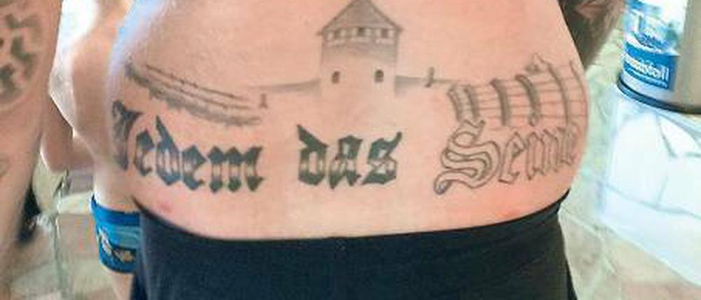 Baden gegangen. Die Tätowierung auf Zechs Rücken. 