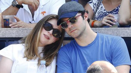 Chelsea Clinton (l), Tochter des ehemaligen US-Präsidenten Bill Clinton, mit ihrem Mann Marc Mezvinsky bei einem Tennis-Match. 