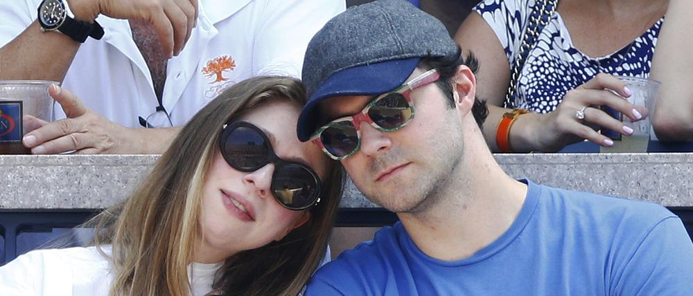 Chelsea Clinton (l), Tochter des ehemaligen US-Präsidenten Bill Clinton, mit ihrem Mann Marc Mezvinsky bei einem Tennis-Match.