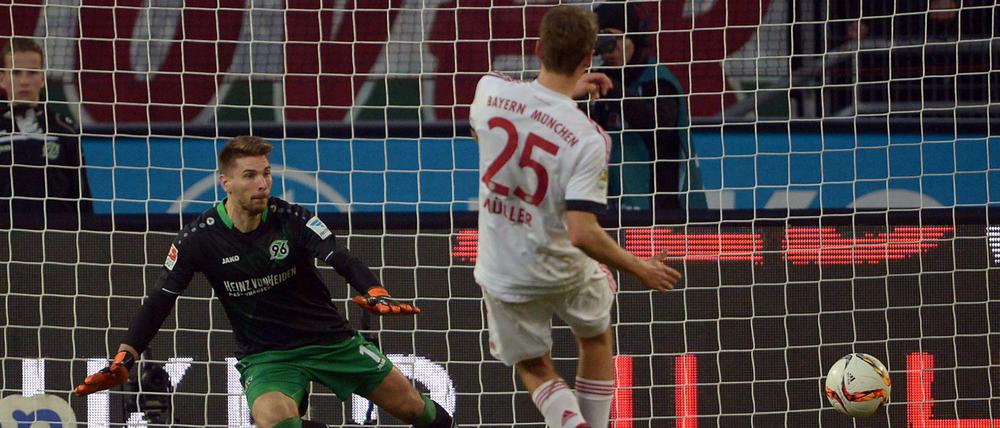 Münchens Thomas Müller (r) trifft per Elmeter zum 0:1 gegen Hannovers Torhüter Torwart Ron-Robert Zieler. 