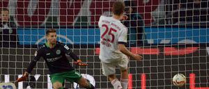 Münchens Thomas Müller (r) trifft per Elmeter zum 0:1 gegen Hannovers Torhüter Torwart Ron-Robert Zieler. 
