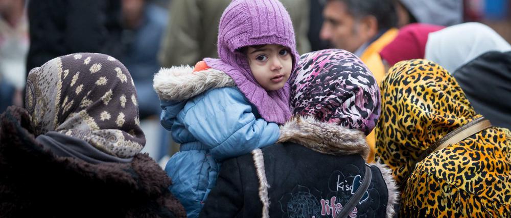 Flüchtlinge am 14.12.2015 vor dem Landesamt für Gesundheit und Soziales in Berlin auf die Kleiderausgabe.