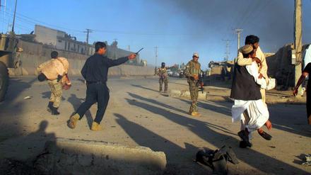 Panik nach einem Bombenanschlag in der afghanischen Provinz Helmand. Das Bild stammt vom November. Die Taliban haben eine Offensive gestartet.