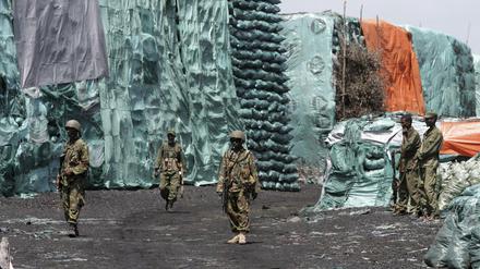 Kenianische und somalische Truppen durchkämmen ein Gebiet, das zuvor von der islamistischen Al Shabaab-Miliz kontrolliert wurde. Das Foto stammt vom November.