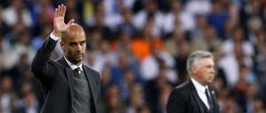 Der scheidende Bayern-Trainer Pep Guardiola (links) und sein Nachfolger Carlo Ancelotti