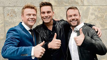 Die Sänger Bastiaan Ragas (l-r), Eloy de Jong und Lee Baxter der englisch-niederländischen Boygroup Caught in the Act heute...