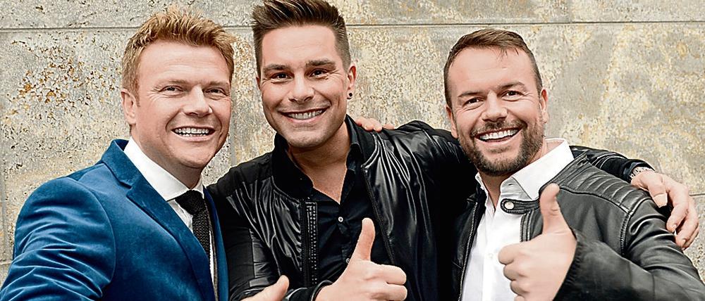 Die Sänger Bastiaan Ragas (l-r), Eloy de Jong und Lee Baxter der englisch-niederländischen Boygroup Caught in the Act heute...