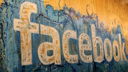 Gezeichnetes Logo in der Facebook-Zentrale in Dublin. Die irische Niederlassung ist verantwortlich für Facebooks Operationen außerhalb der USA und Kanadas - auch für die Löschung von Hassrede. 