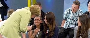 Bundeskanzlerin Angela Merkel und die Palästinenserin Reem Sahwil am 15. Juli beim Bürgerdialog in Rostock.