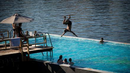 So auch in Potsdam? Das Badeschiff an der Arena in Berlin-Treptow.