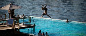 So auch in Potsdam? Das Badeschiff an der Arena in Berlin-Treptow.