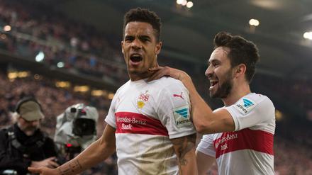 Der Stuttgarter Daniel Didavi (l) jubelt nach dem Tor zum 1:1 mit Lukas Rupp. 
