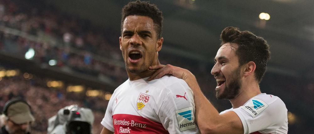 Der Stuttgarter Daniel Didavi (l) jubelt nach dem Tor zum 1:1 mit Lukas Rupp.