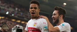 Der Stuttgarter Daniel Didavi (l) jubelt nach dem Tor zum 1:1 mit Lukas Rupp. 