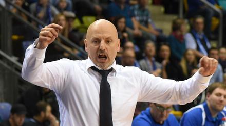 Trainer Sasa Obradovic (Alba Berlin) gestikuliert an der Seitenlinie. 