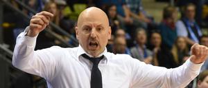 Trainer Sasa Obradovic (Alba Berlin) gestikuliert an der Seitenlinie. 