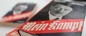 Verschiedene Ausgaben von Adolf Hitlers Schrift "Mein Kampf" - Bayern will jetzt eine kommentierte Neuauflage herausbringen.