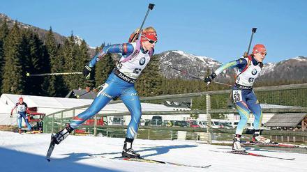 Das ist die Höhe. Auf der Ebene von Pokljuka sind die Biathleten 1300 Meter über dem Meeresspiegel unterwegs, höher als an vielen anderen Weltcuporten. 