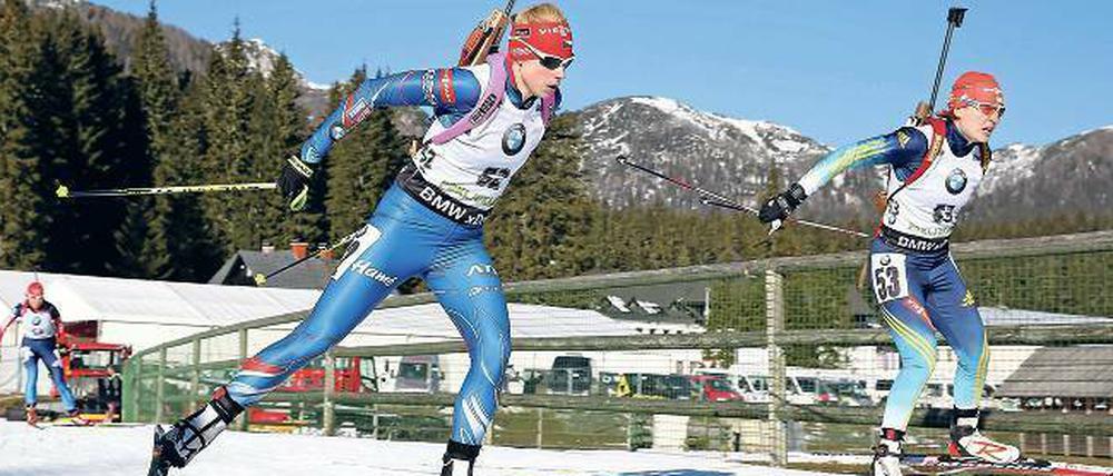 Das ist die Höhe. Auf der Ebene von Pokljuka sind die Biathleten 1300 Meter über dem Meeresspiegel unterwegs, höher als an vielen anderen Weltcuporten.