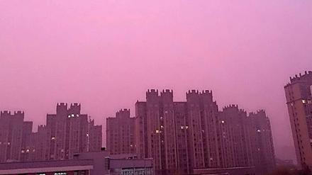 Am Dienstagabend ist der Himmel in der chinesischen Stadt Nanjing lila gefärbt. Viele Chinesen posteten die Bilder auf dem Online-Netzwerk Weibo. 
