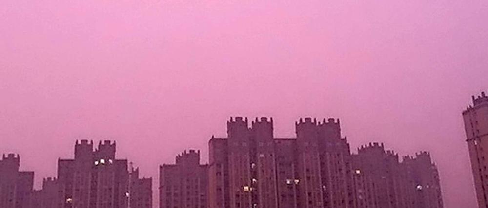 Am Dienstagabend ist der Himmel in der chinesischen Stadt Nanjing lila gefärbt. Viele Chinesen posteten die Bilder auf dem Online-Netzwerk Weibo.