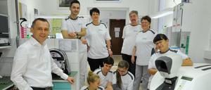 Zahntechnikmeister Christoph Kazmierczak (links) und sein Team aus dem Dentallabor.