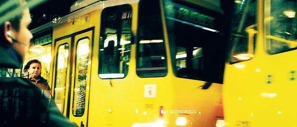 Aufpassen, bitte. Vor allem Touristen vergessen oft, das Ticket abzustempeln, fahren zu lange oder zu weit – weil sie die Berliner Regeln nicht kennen. 