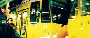 Aufpassen, bitte. Vor allem Touristen vergessen oft, das Ticket abzustempeln, fahren zu lange oder zu weit – weil sie die Berliner Regeln nicht kennen. 