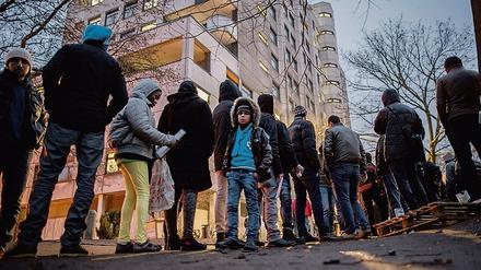 Anstehen, bitte. Seit Monaten kommt das Lageso nicht mehr hinterher mit der Bearbeitung der Anträge. Flüchtlinge warten oft tagelang.