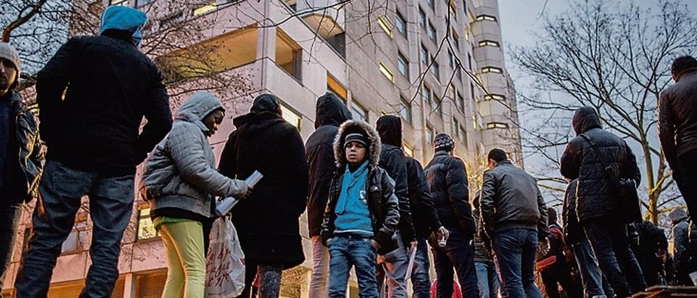 Anstehen, bitte. Seit Monaten kommt das Lageso nicht mehr hinterher mit der Bearbeitung der Anträge. Flüchtlinge warten oft tagelang.