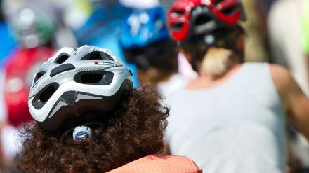 Obwohl für S-Pedelecs eine Helmpflicht besteht, gibt es bislang nur einen Hersteller (Cratoni), der damit wirbt, Fahrradhelme herzustellen, die der Motorradhelm-Norm ECE 22-05 entsprechen und für S-Pedelecs konzipiert sind.