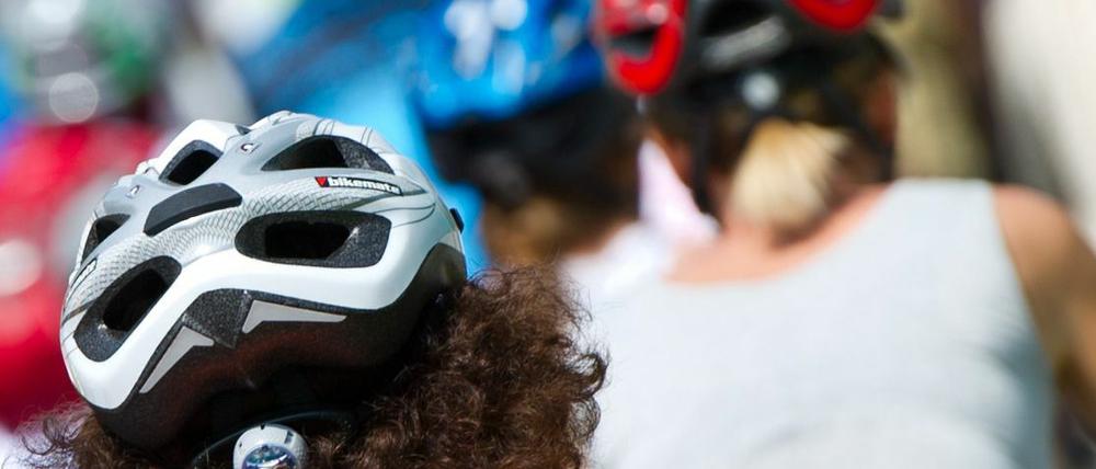 Obwohl für S-Pedelecs eine Helmpflicht besteht, gibt es bislang nur einen Hersteller (Cratoni), der damit wirbt, Fahrradhelme herzustellen, die der Motorradhelm-Norm ECE 22-05 entsprechen und für S-Pedelecs konzipiert sind.