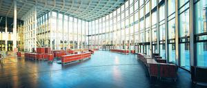 Ziemlich leer, ist der Südeingang der Messe, wenn in den Hallen auf- oder abgebaut wird. Alles in allem platzt das Messegelände aus allen Nähten. 