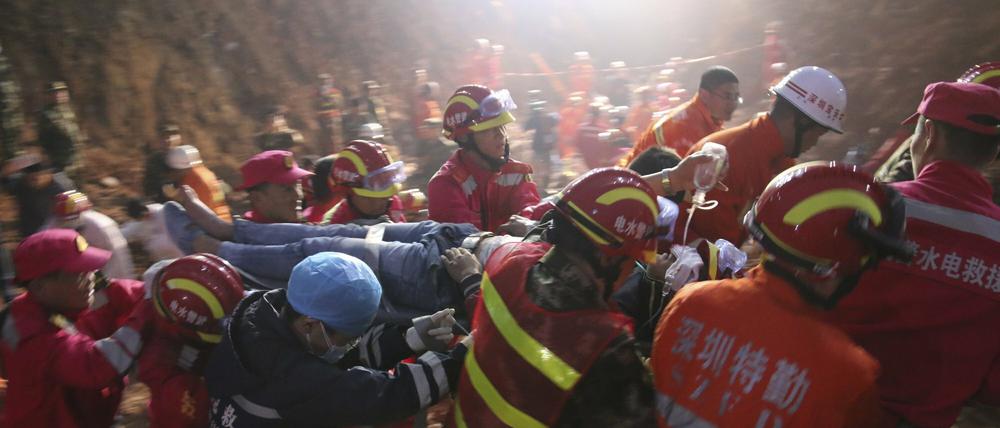 Bergungskräfte in China bei der Rettung des 19-jährigen Überlegenden. 