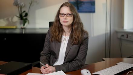 Hamburgs Sozialsenatorin Melanie Leonhard (SPD) in ihrem Büro in der Sozialbehörde in die Kamera des Fotografen. Leonhard setzt nach dem Tod des zwölf Monate alten Taylers auf die Jugendhilfeinspektion. Diese soll die Verantwortung des Jugendamts klären, unter dessen Aufsicht das zwölf Monate alte Kind stand.