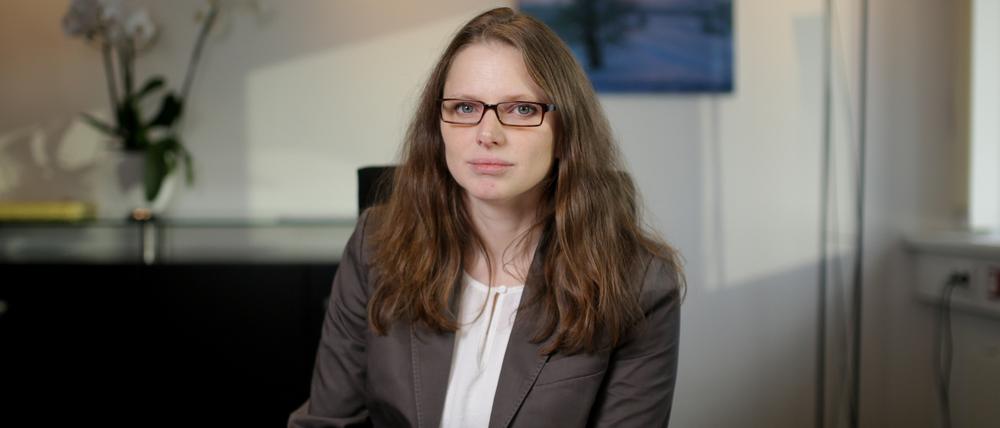 Hamburgs Sozialsenatorin Melanie Leonhard (SPD) in ihrem Büro in der Sozialbehörde in die Kamera des Fotografen. Leonhard setzt nach dem Tod des zwölf Monate alten Taylers auf die Jugendhilfeinspektion. Diese soll die Verantwortung des Jugendamts klären, unter dessen Aufsicht das zwölf Monate alte Kind stand.